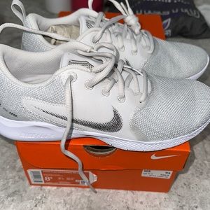 NWOT women’s Nike flex experience rn 10
